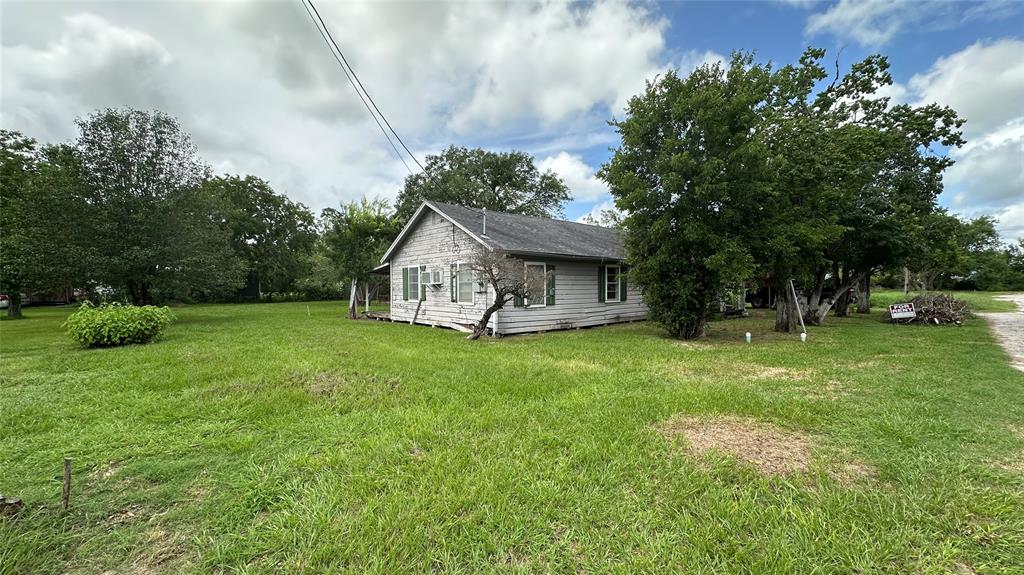 a view of a house with backyard and garden