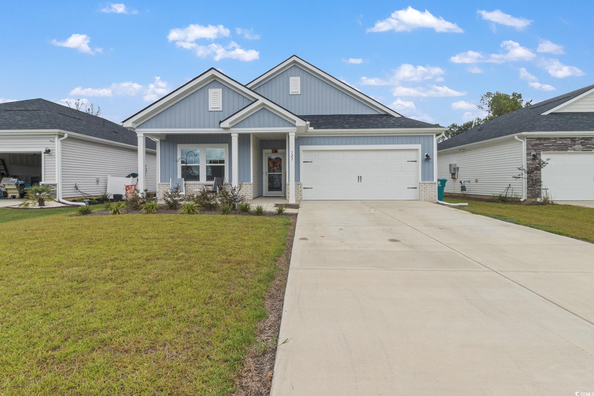 Craftsman house with covered porch, a front yard,