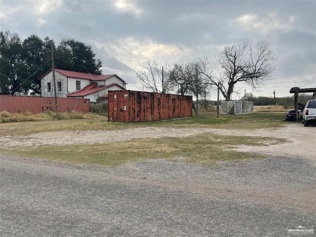 a view of a yard with a house