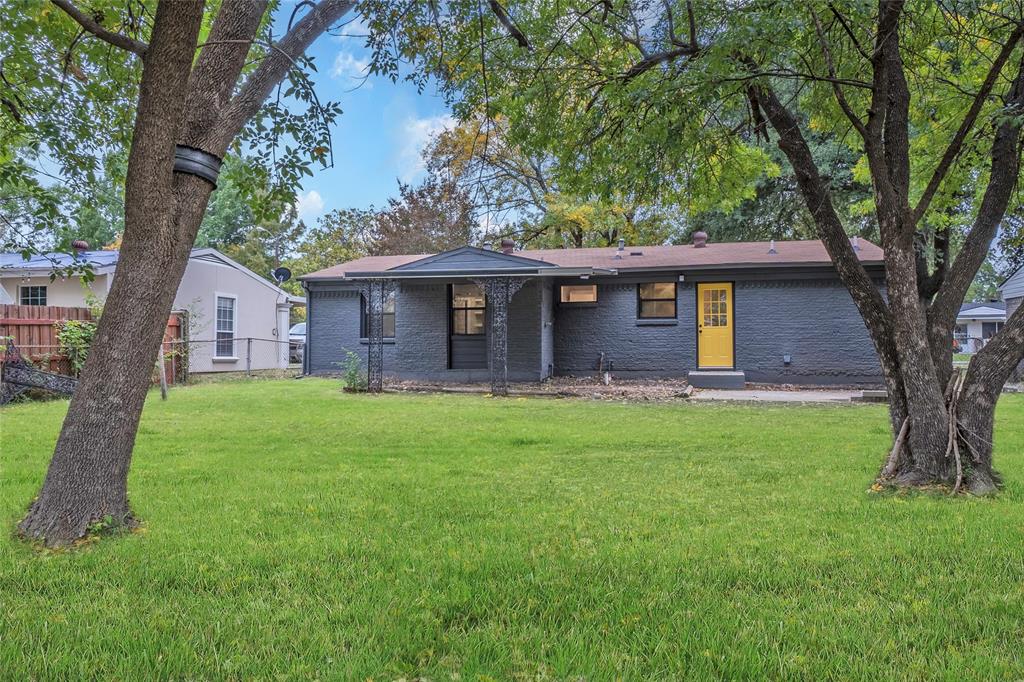 a view of house with a yard