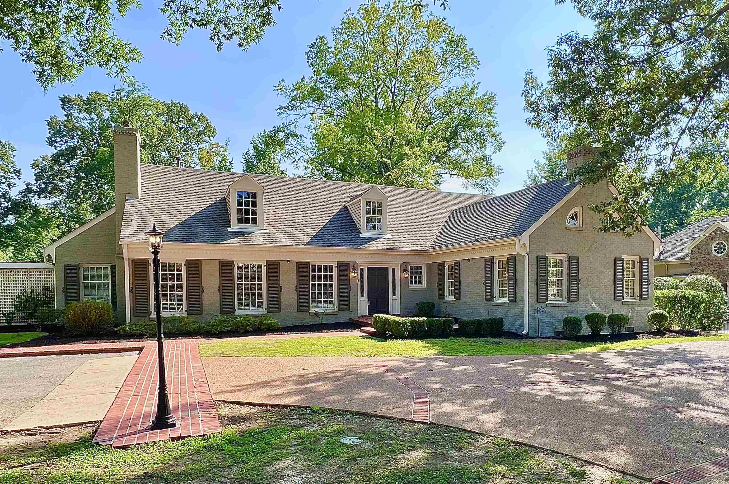 Cape cod home with a front yard