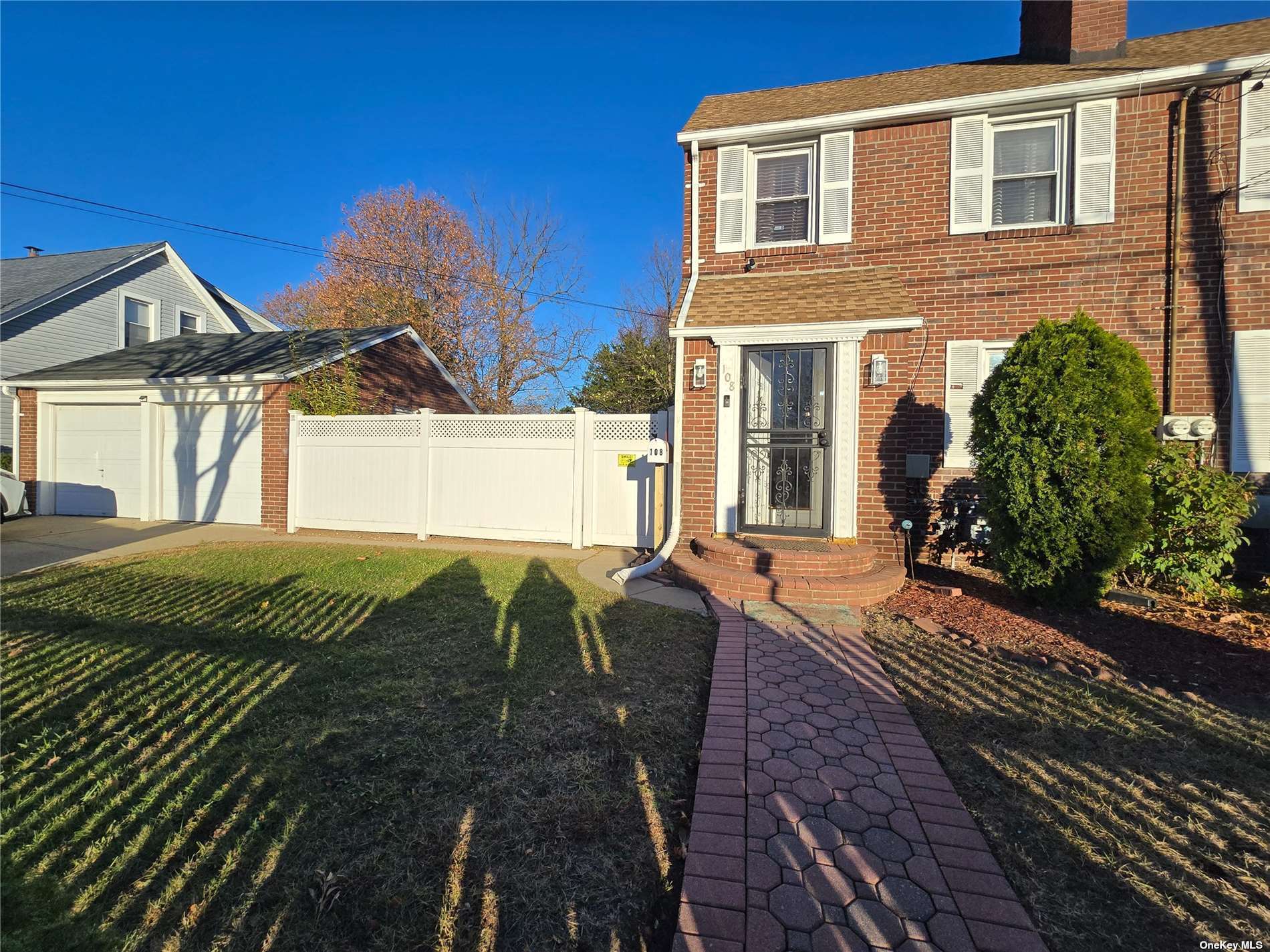 a view of a house with backyard