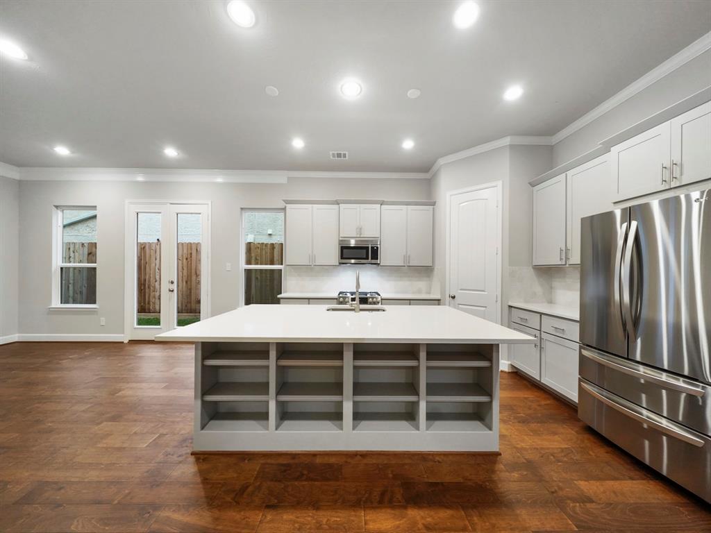 The large island provides plenty of prep space to create delicious recipes! (Sample photo of a completed Sterling Floor Plan. Image may show alternative features/and or upgrades.)