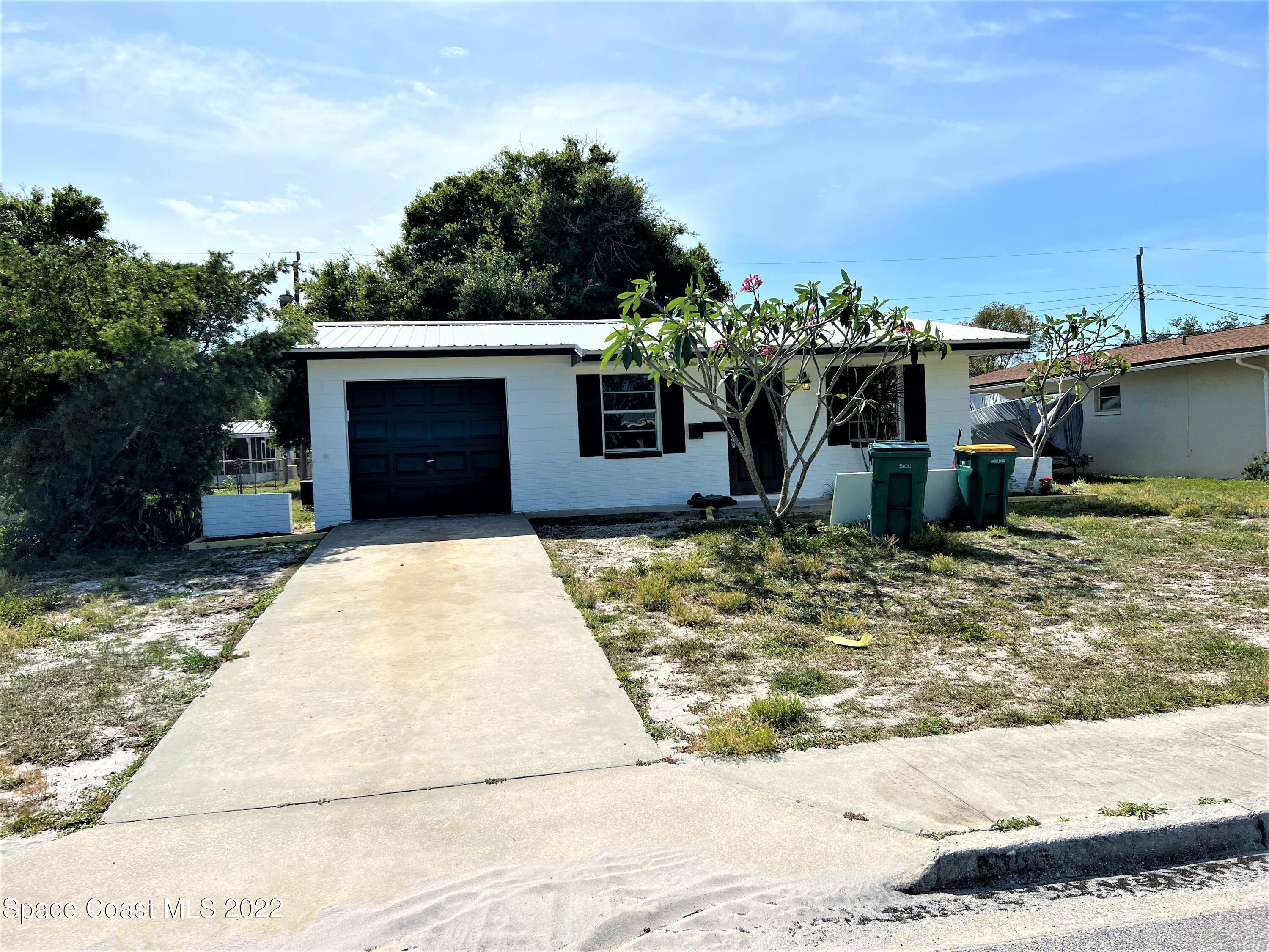 a view of a house with backyard