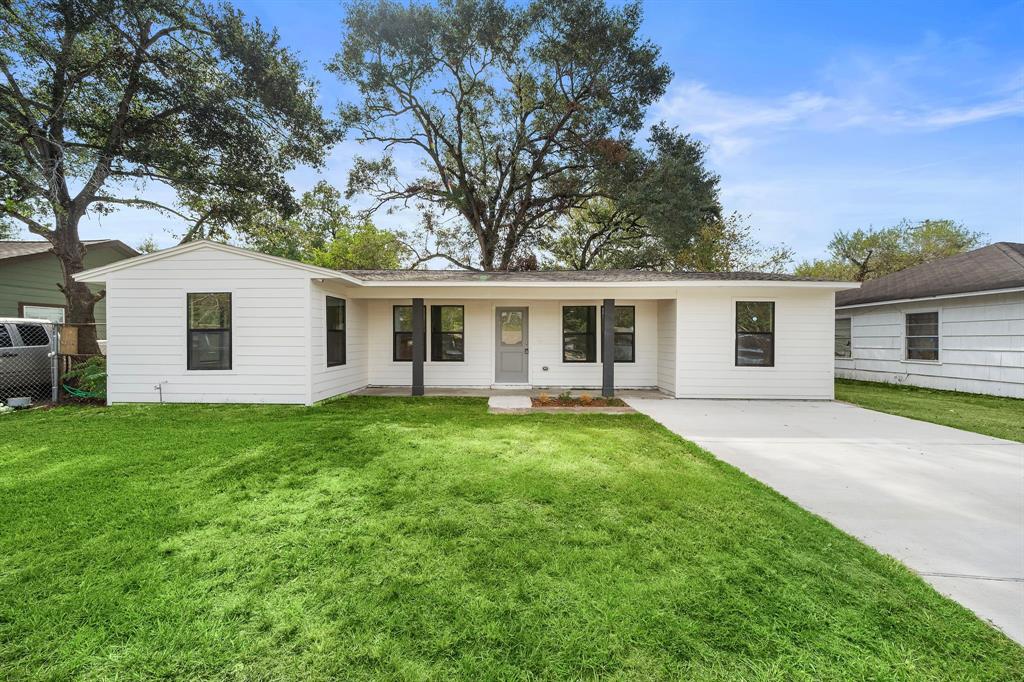 a view of a house with a backyard