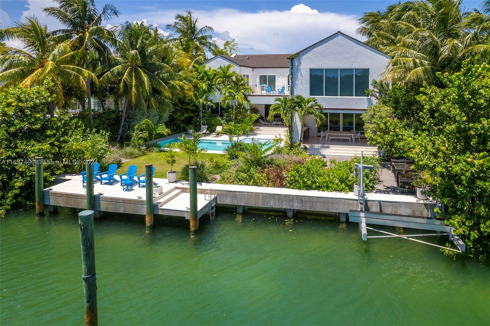 100 FEET ON PINES CANAL WITH 15,000 POUND BOAT LIFT