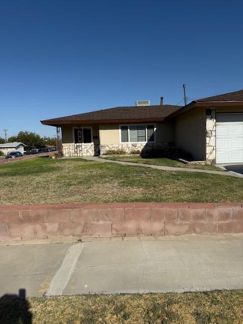 a front view of house with yard