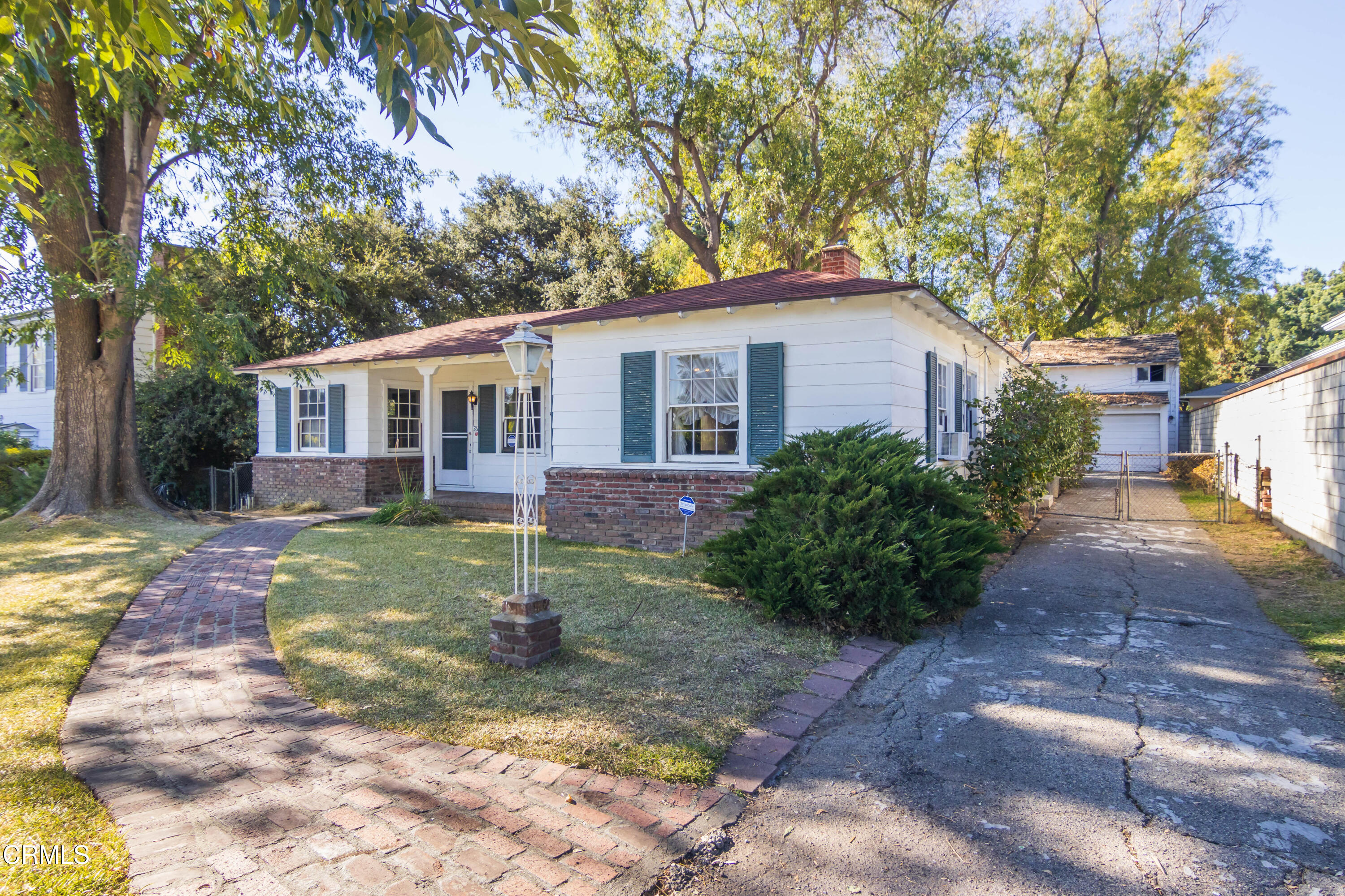 a view of a yard in front of house