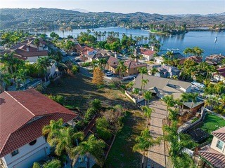 an aerial view of house with yard and lake view