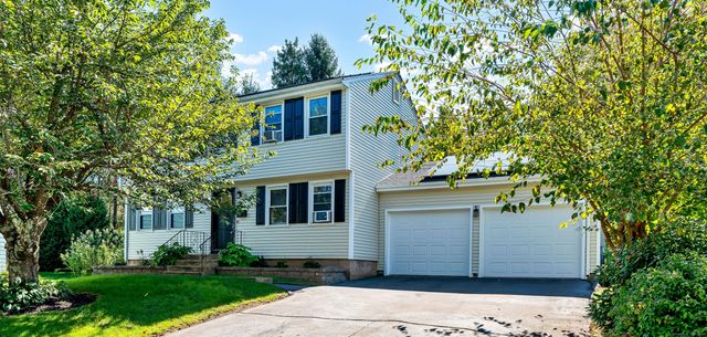 $369,999 | 15 Blue Grass Drive | Middletown