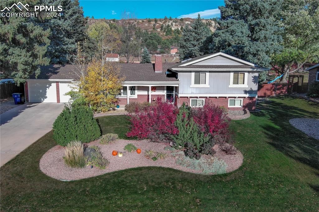 a view of a house with a yard