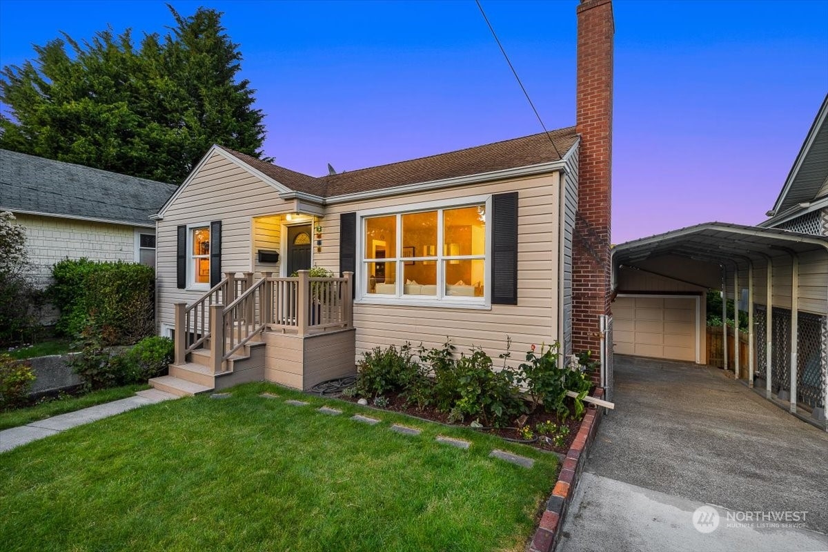 a view of a house with a yard