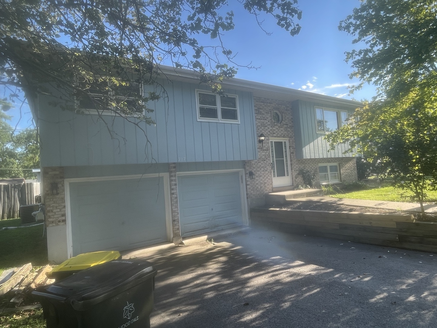 a view of back yard of the house