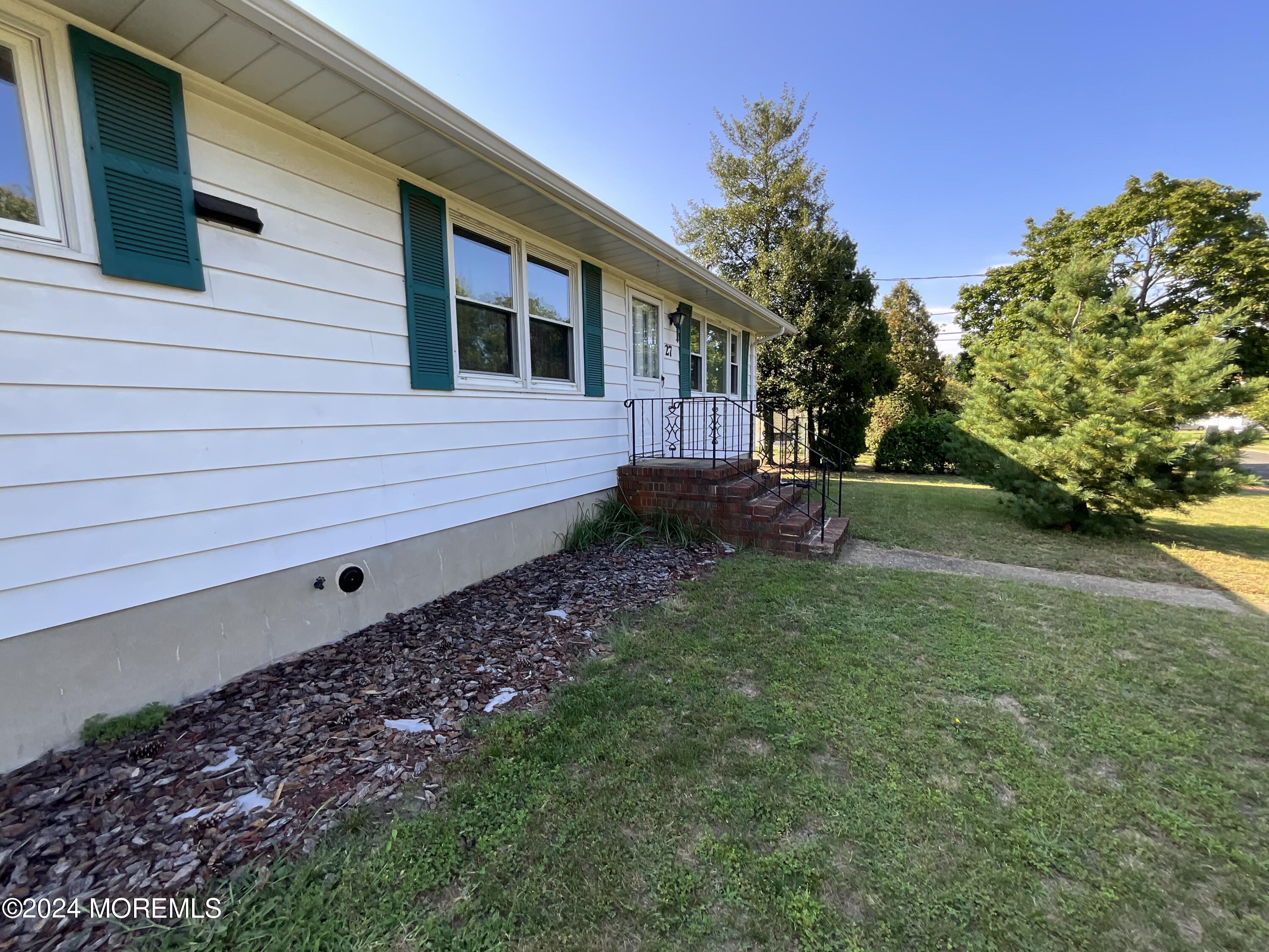 a view of a house with a backyard