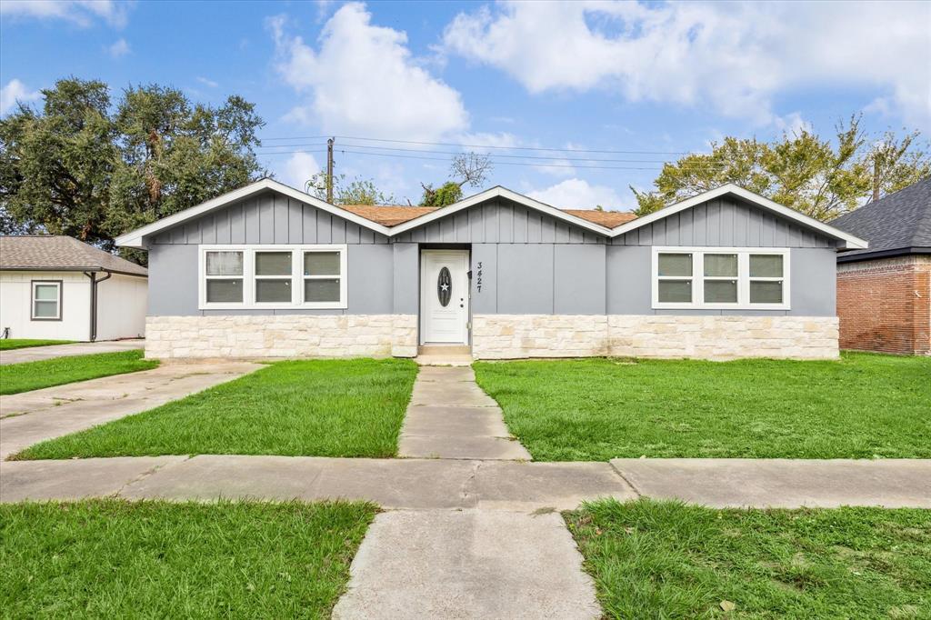 a view of front of a house with a yard