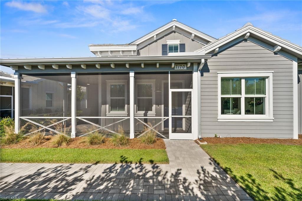 a view of a house with backyard and garden