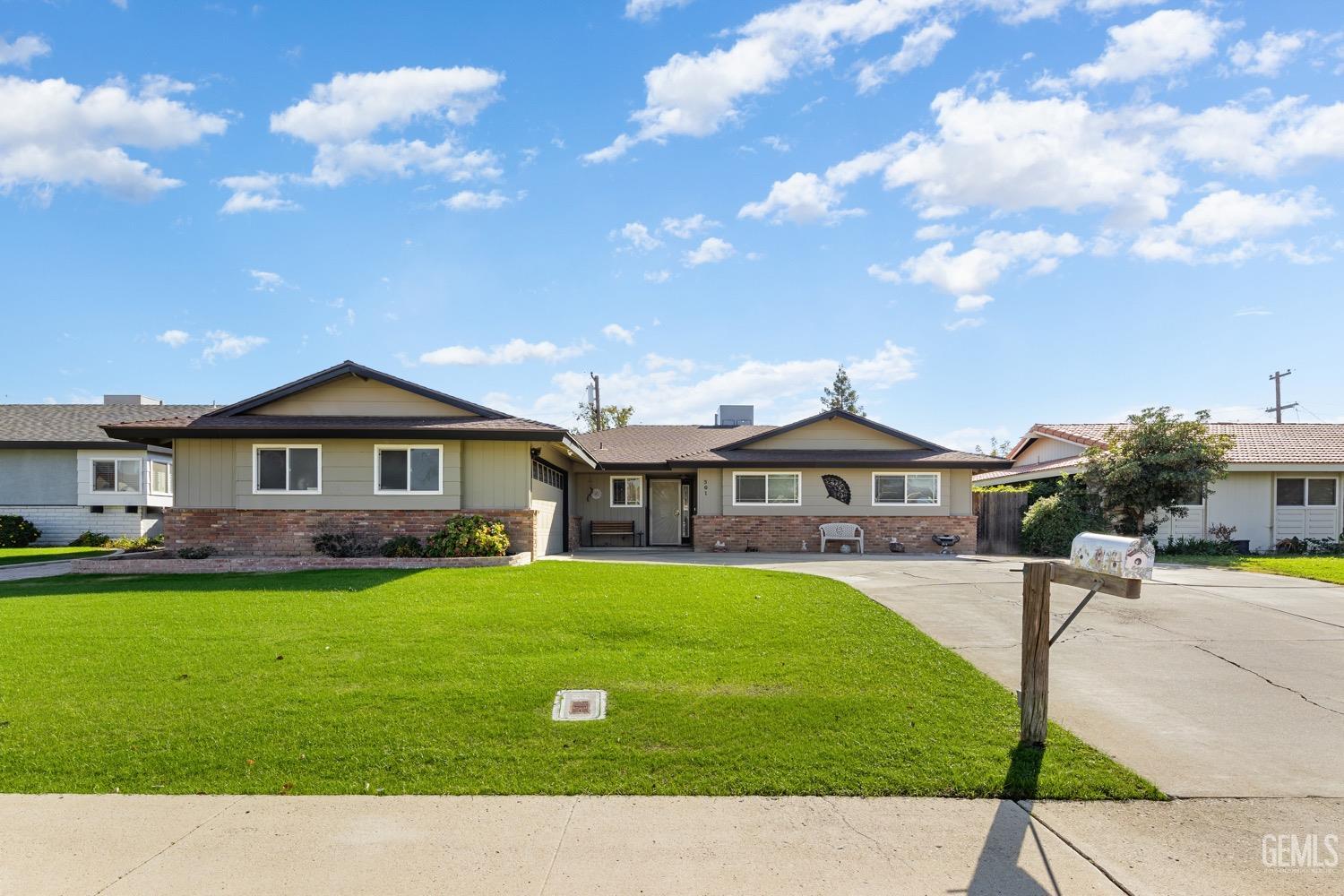 a view of a house with a yard