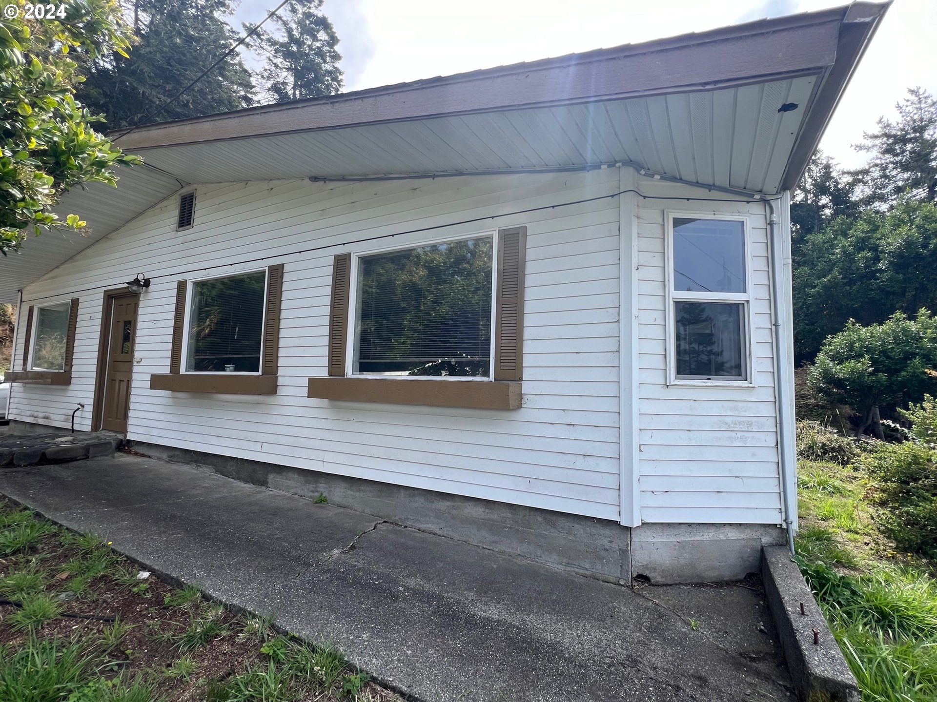 a view of a house with a yard