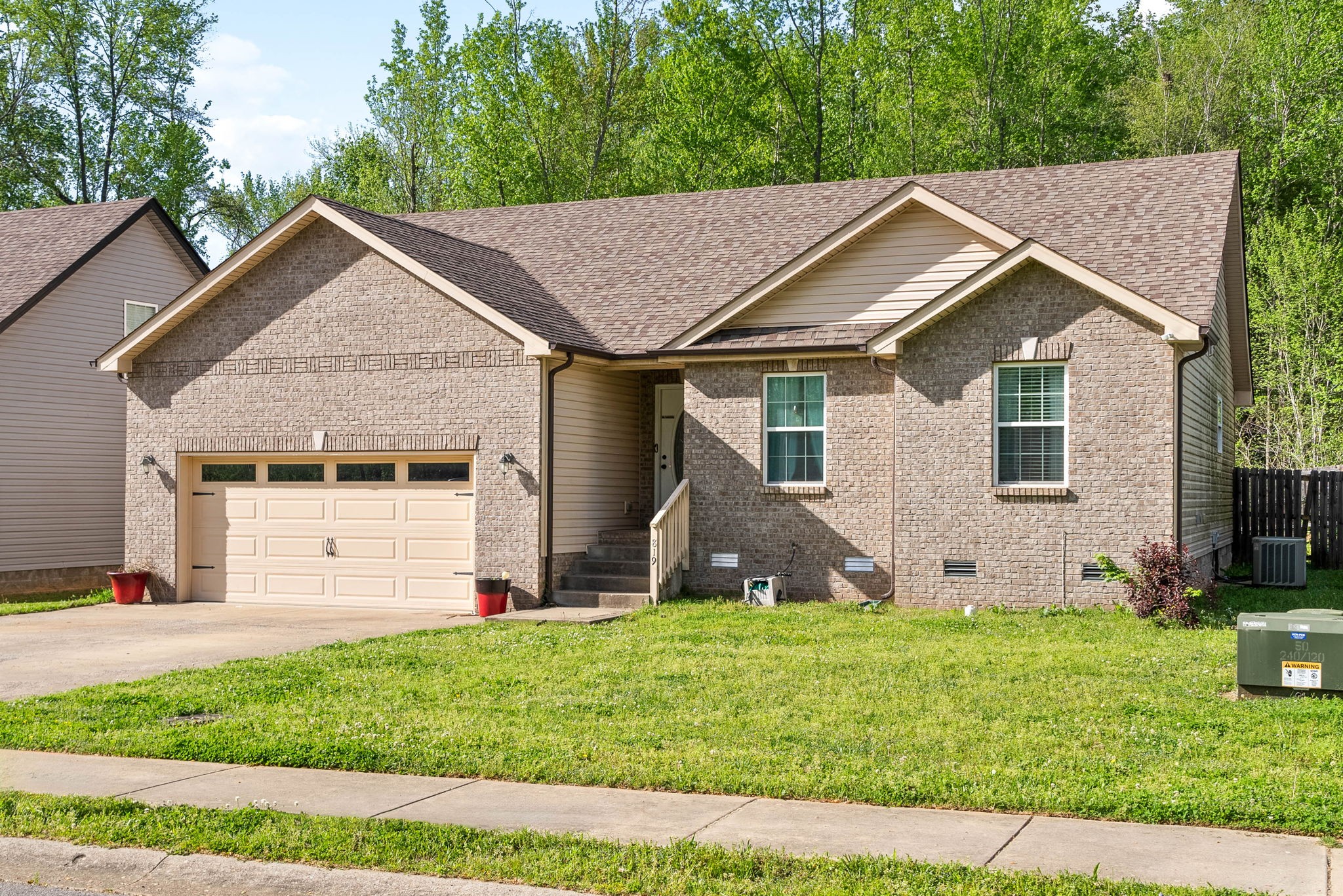 a view of a house with yard and plants