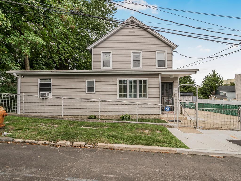 a view of a house with a backyard