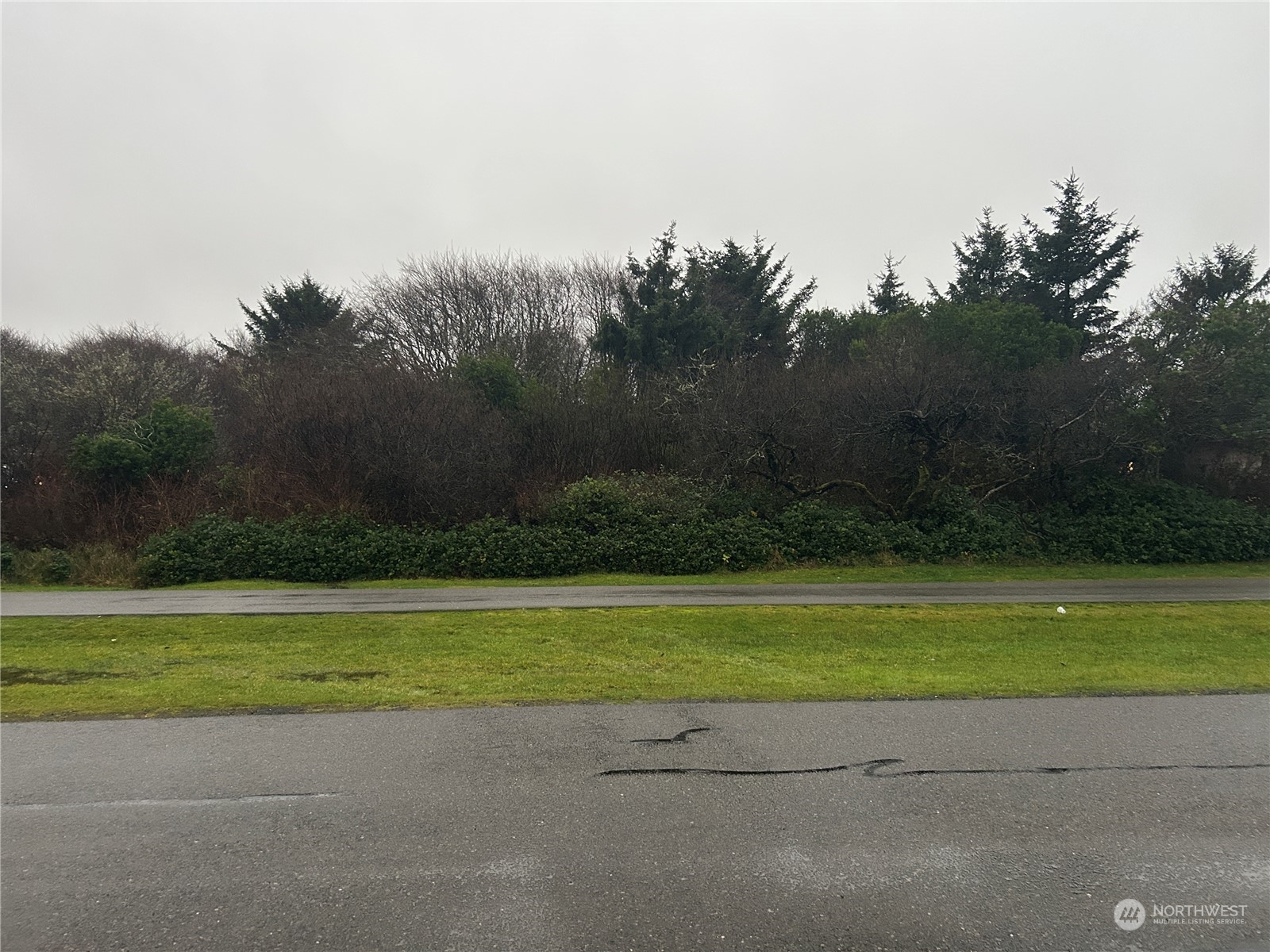 a view of a tennis court