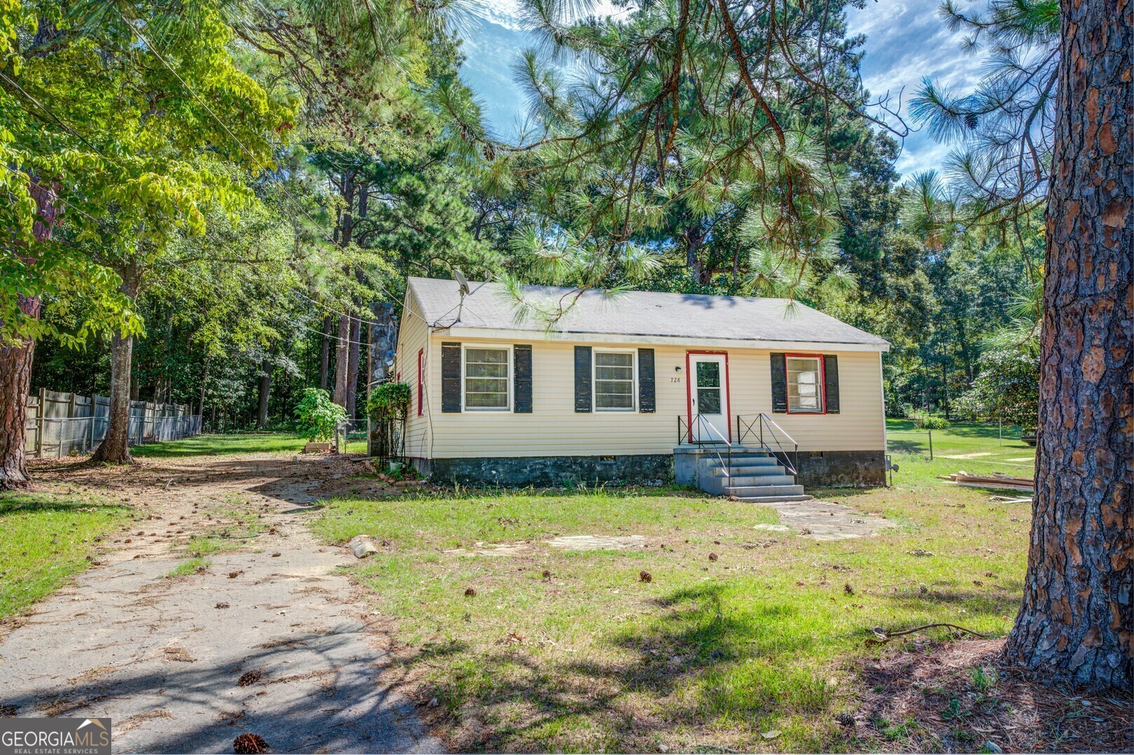 a view of a house with a yard