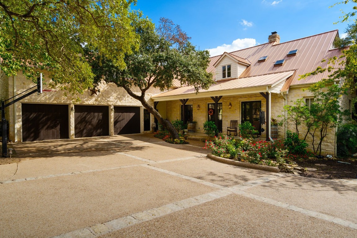 a view of a house with backyard