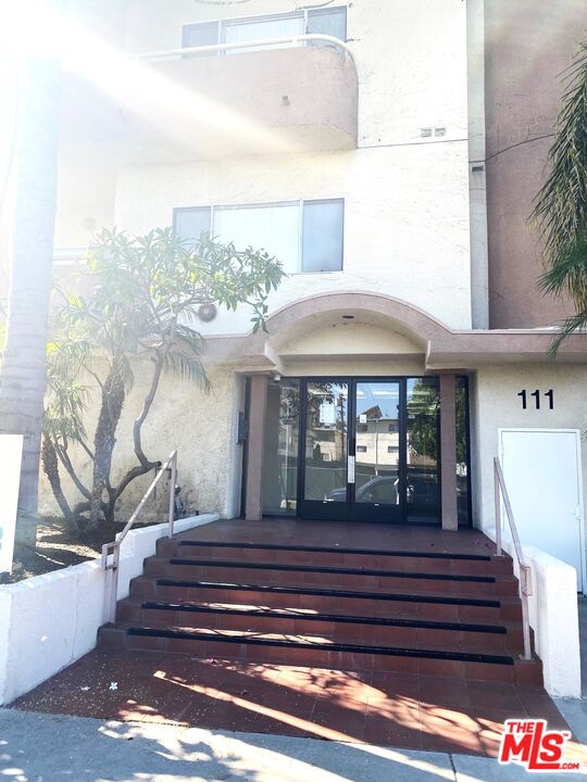 a view of entryway with a front door