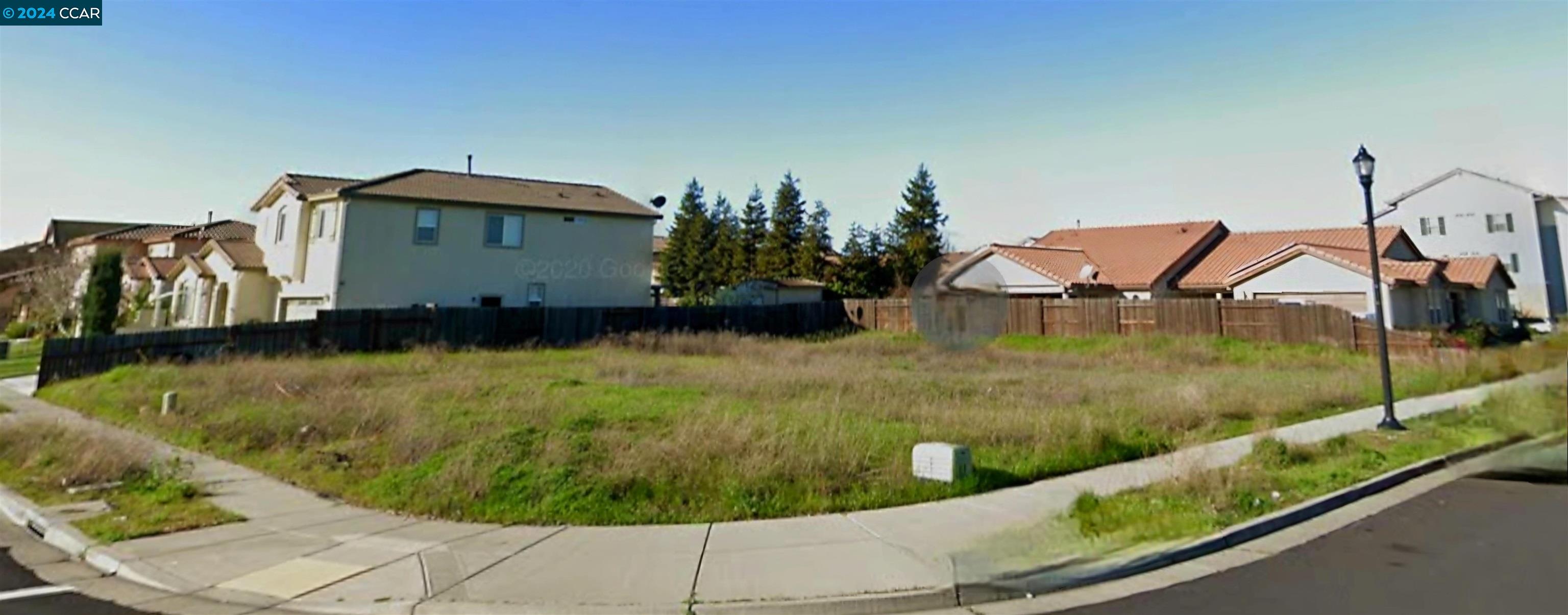 a view of a back yard of the house