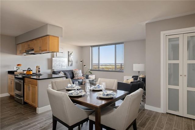 $175,000 | 600 East 8th Street, Unit 10B | Metropolitan Condominiums