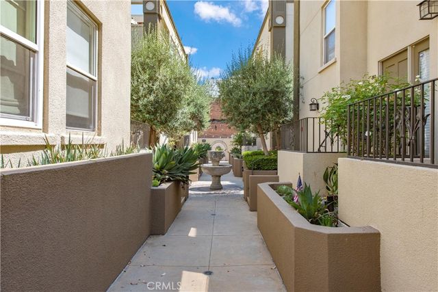 $1,199,900 | 80 North Raymond Avenue, Unit 202 | Southwest Pasadena