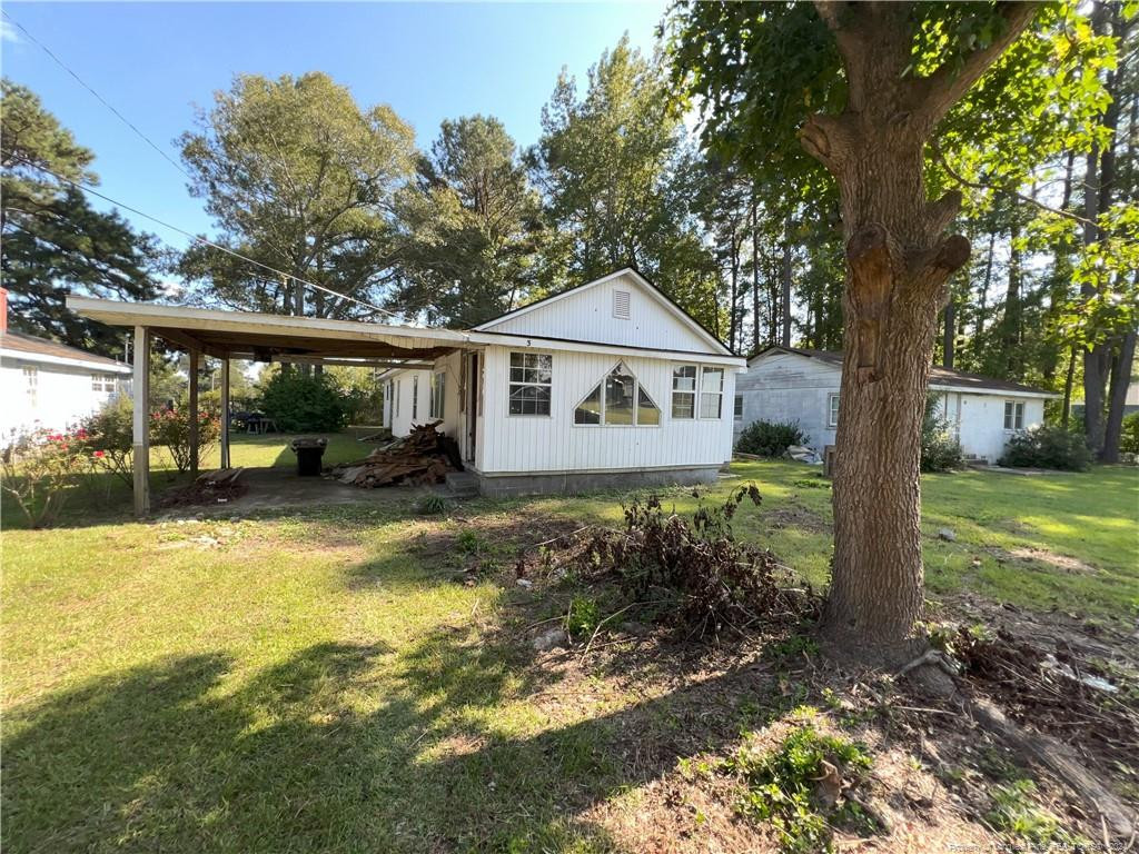 a view of a house with backyard and sitting area