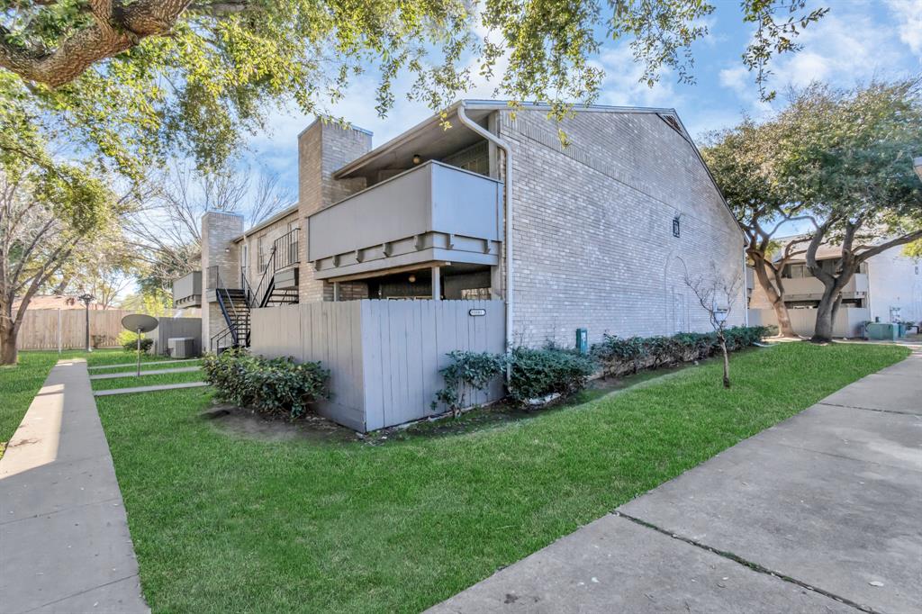 a view of a back yard of the house