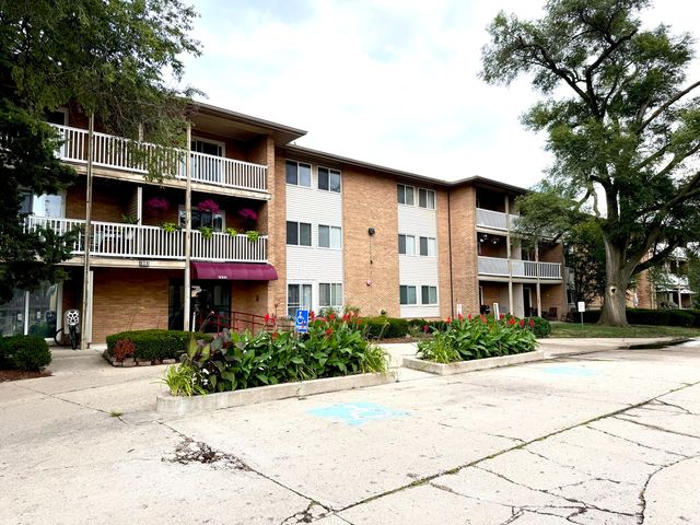 $229,900 | 930 Beau Drive, Unit 113 | Des Plaines