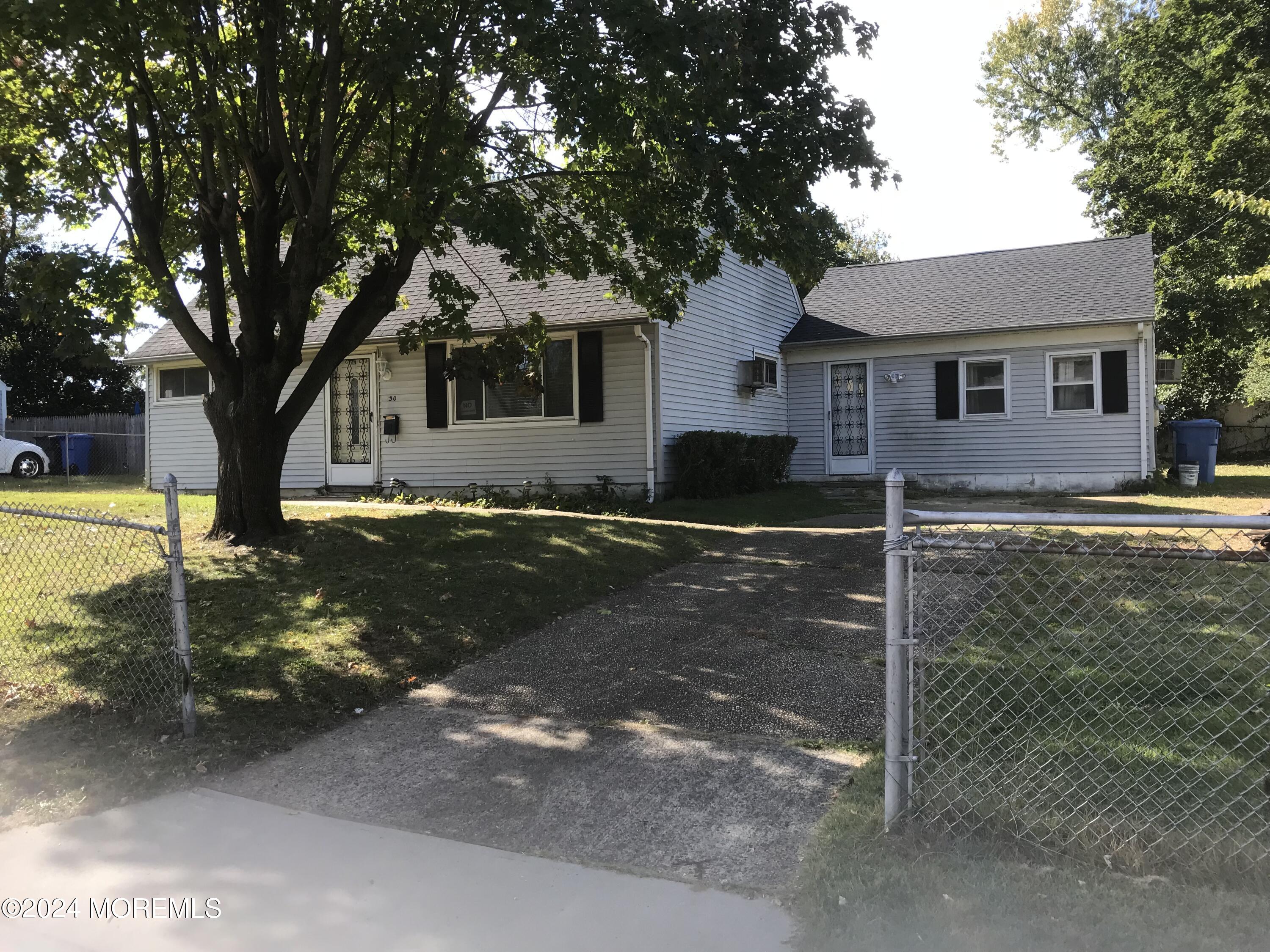 a view of a house with backyard