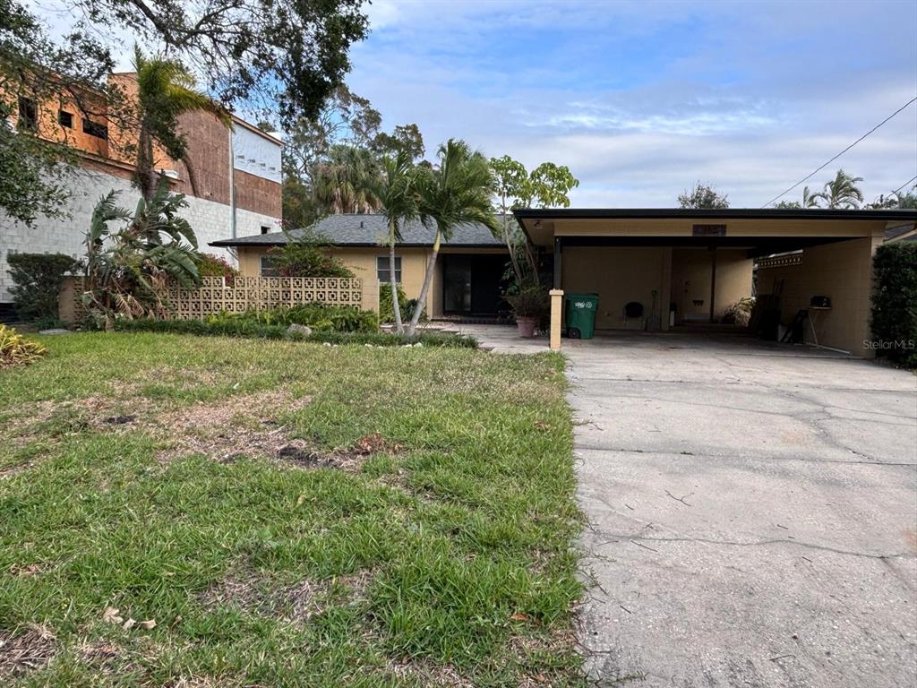 a view of a yard in front of a house