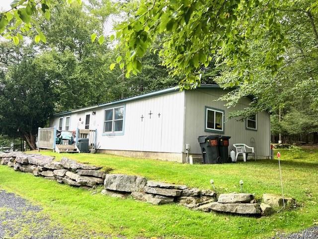 a view of a house with backyard