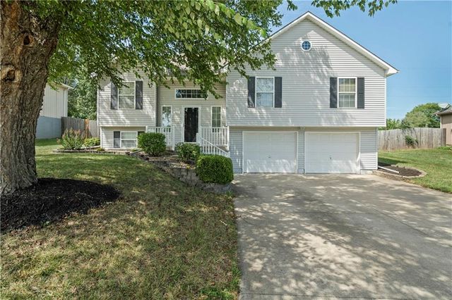 $333,900 | 1817 Southeast Kenwood Drive | Eastridge Meadows