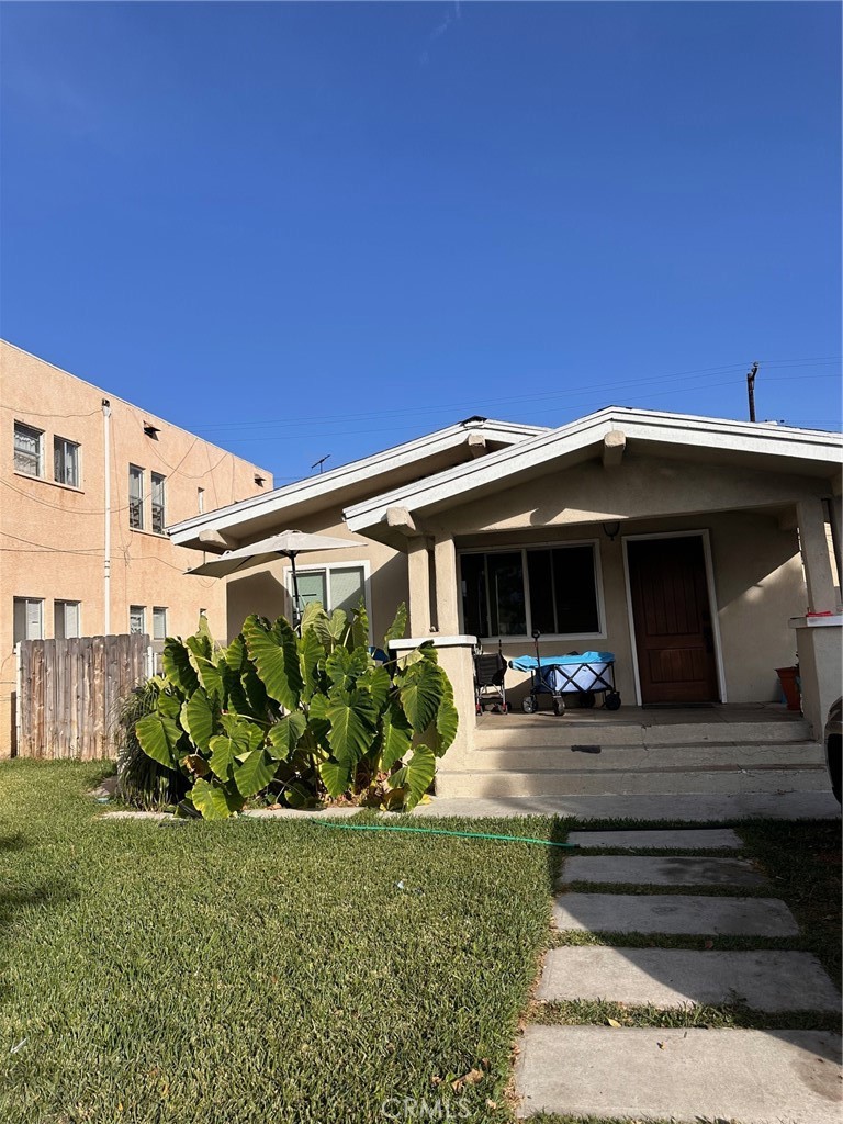 a view of a house with backyard