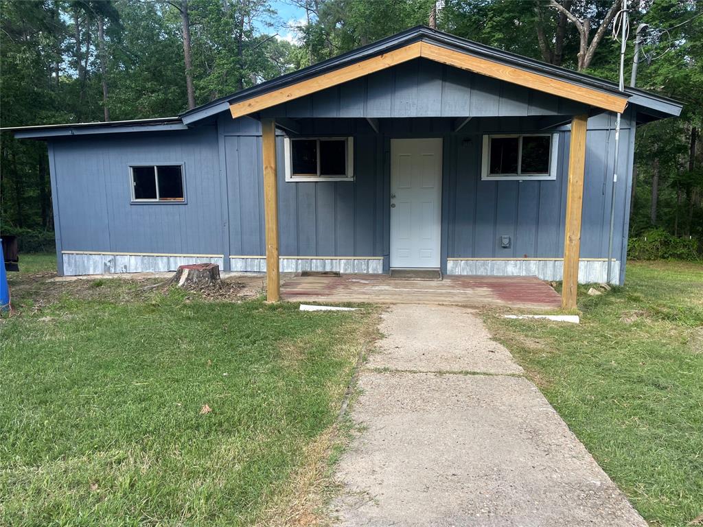 a front view of house with yard