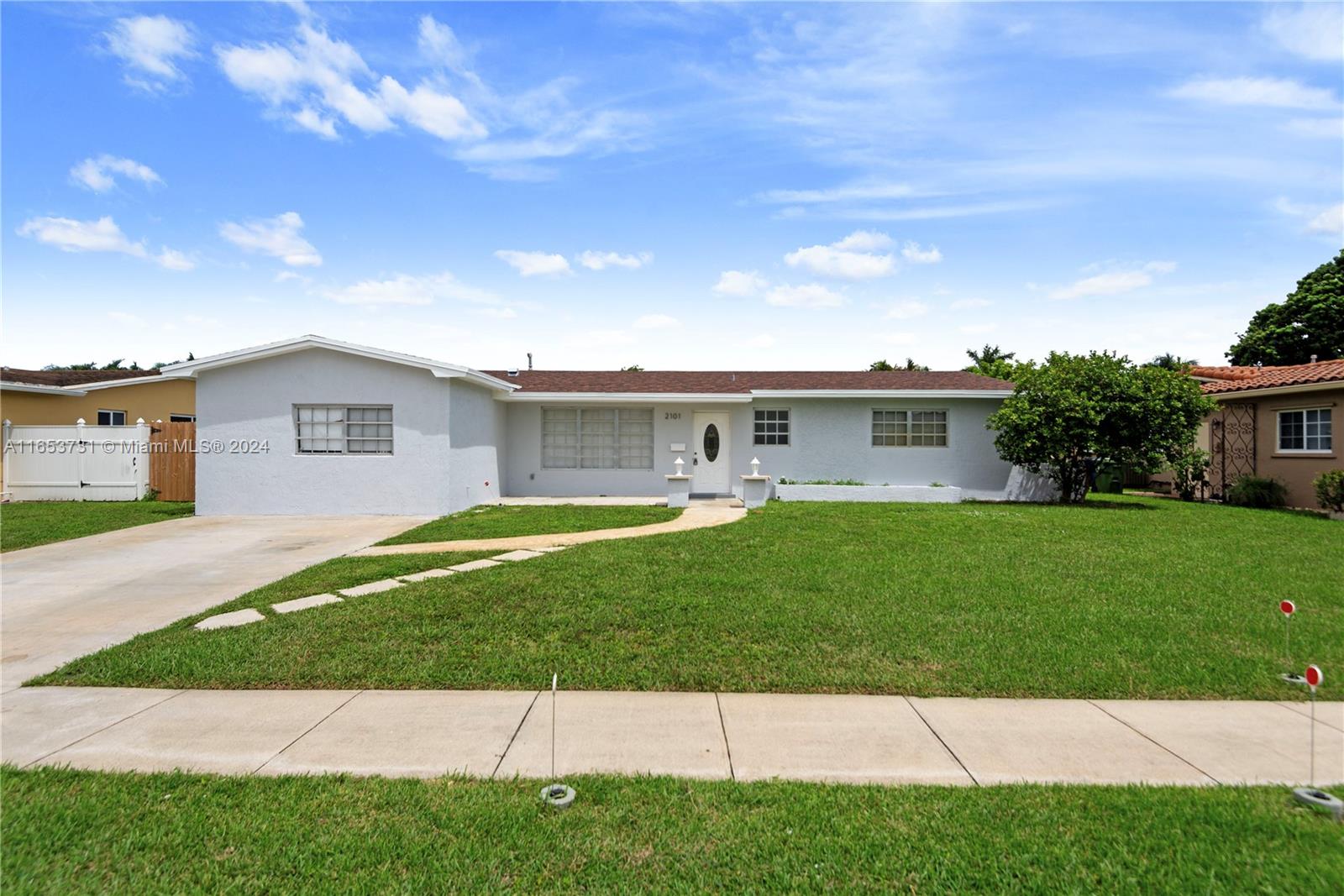 a view of house with a yard