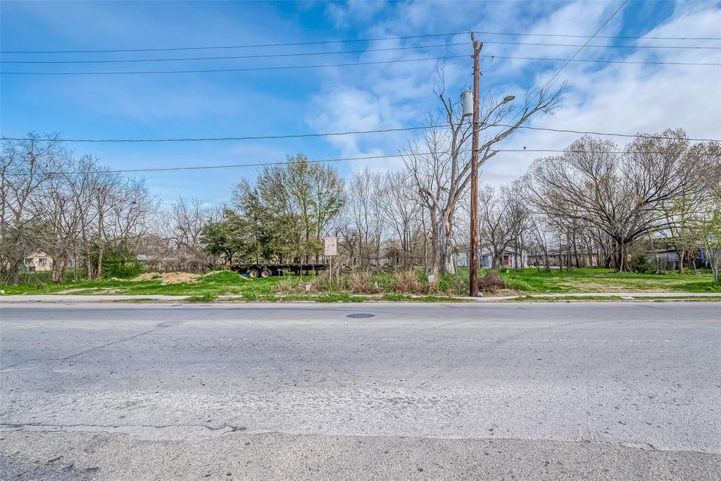 a view of a yard with a house