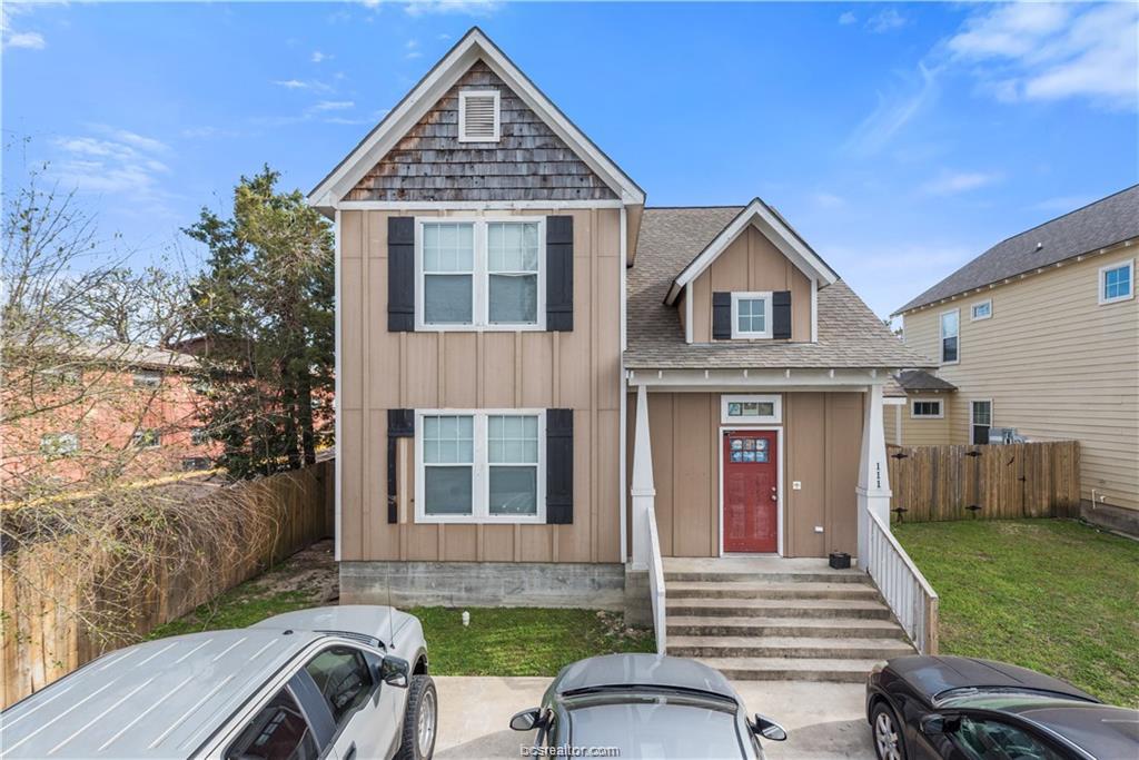 View of front of home featuring a front yard