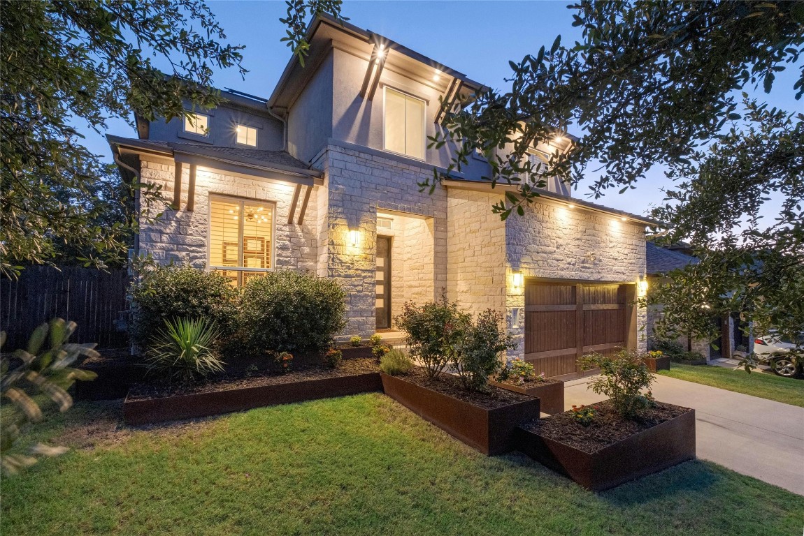 a view of a house with backyard and sitting area