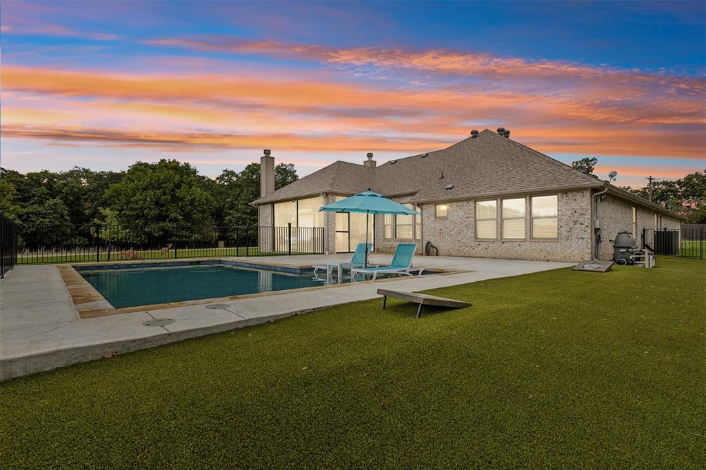 a view of a house with a backyard