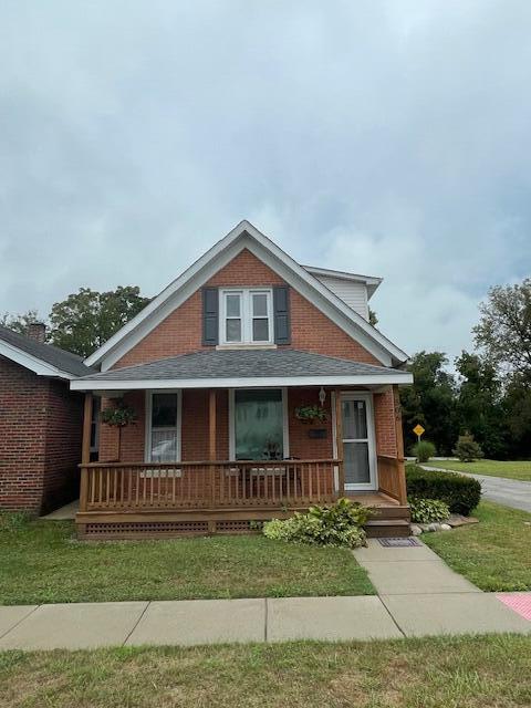 a view of front of a house with a yard