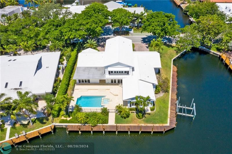 an aerial view of a house having yard