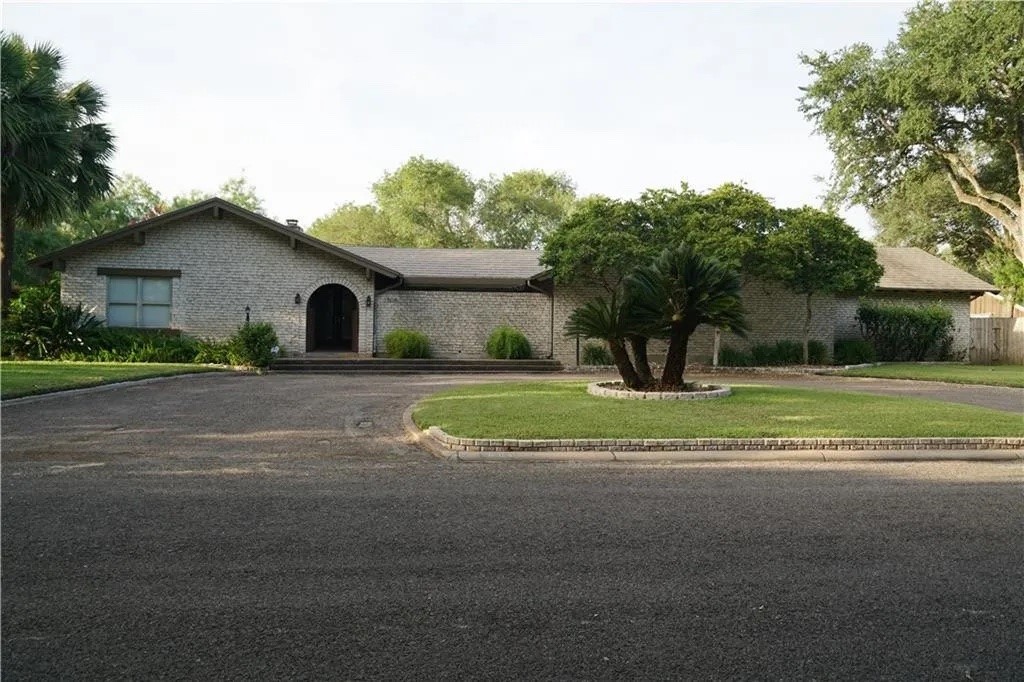 a view of a house with a big yard