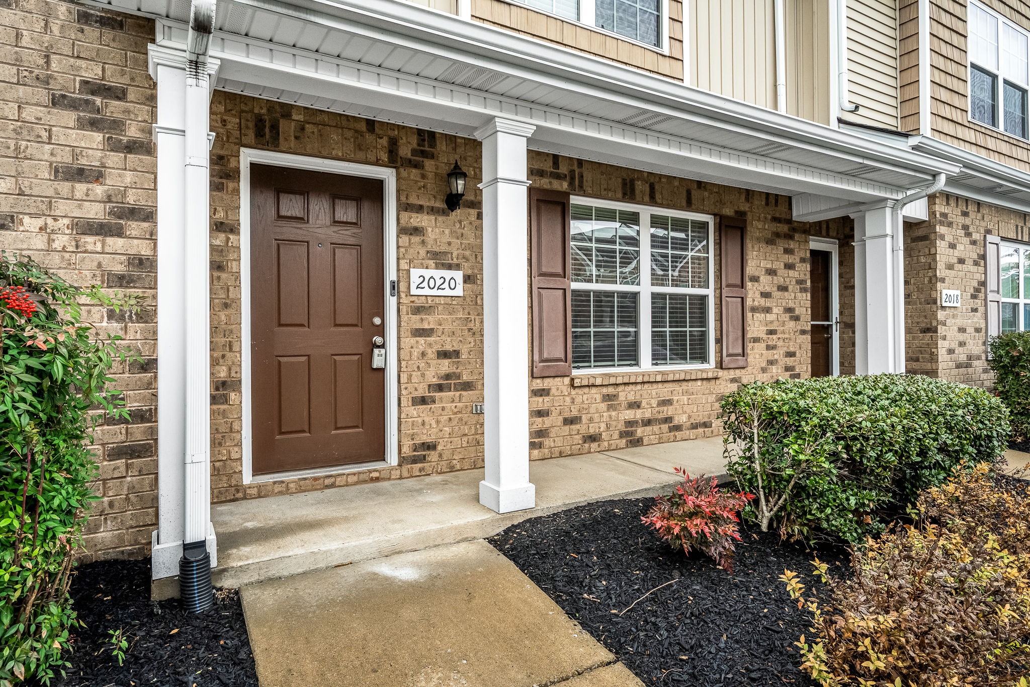 Townhome is well maintained and convenient to I-24, restaurants, shopping, and entertainment.