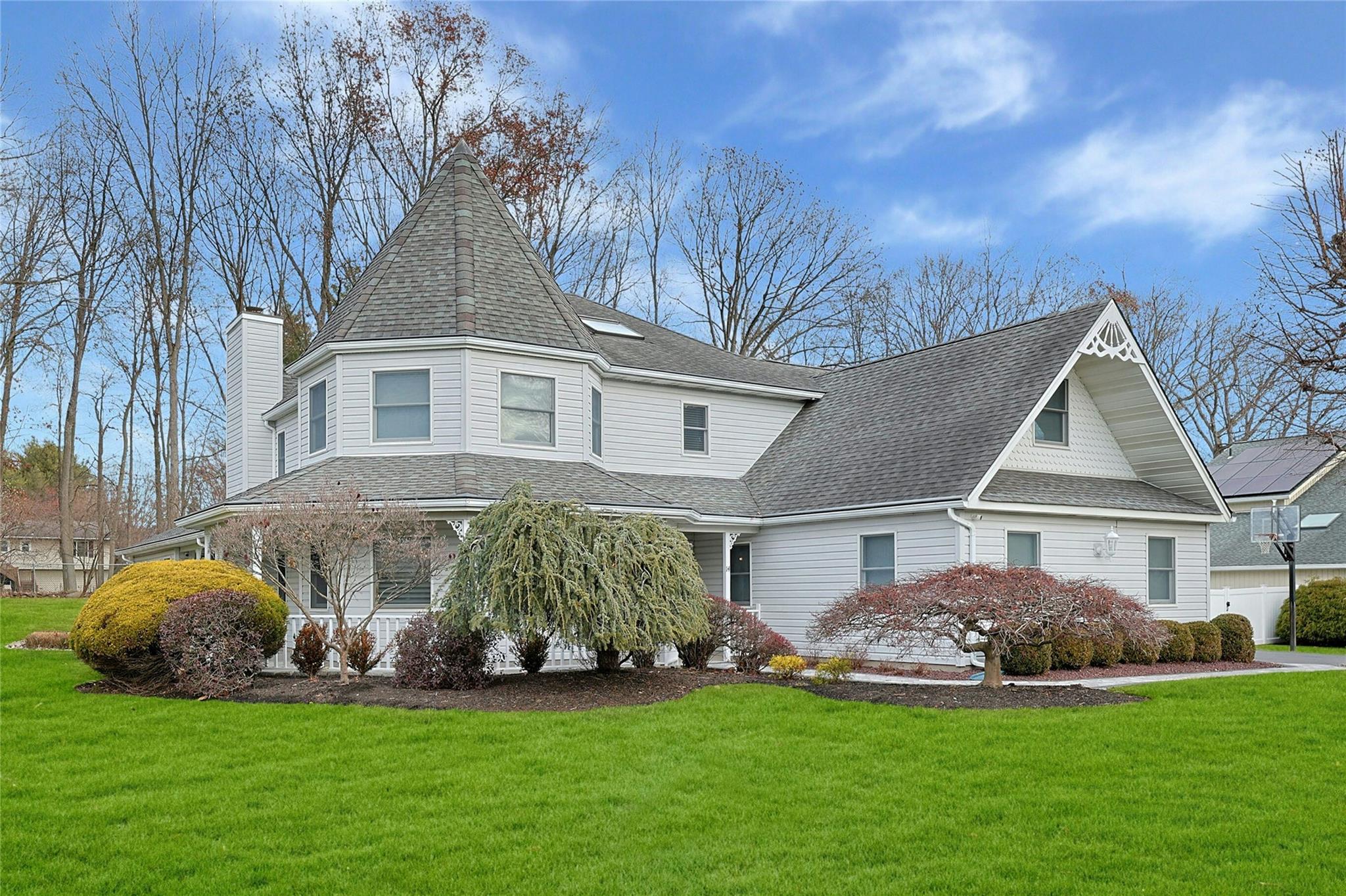 View of front facade with a front lawn